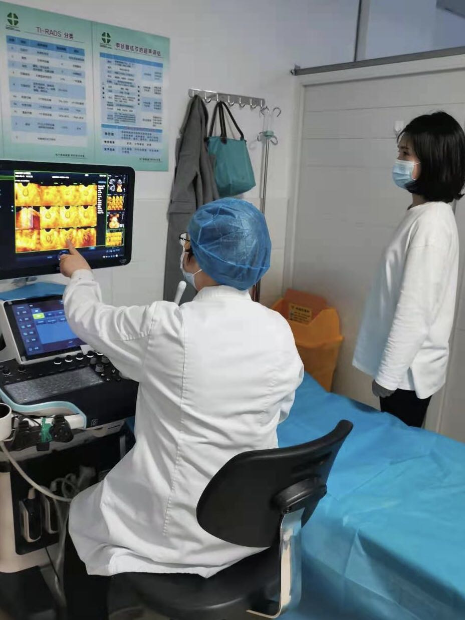超声医师为患者行盆底超声检查.jpg