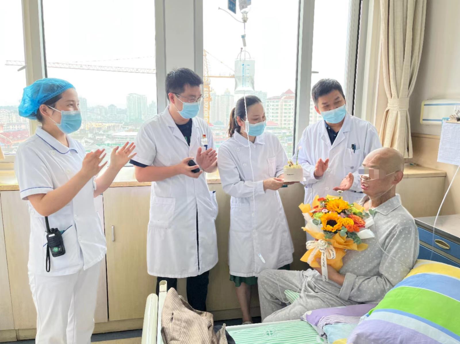 医者仁心暖患心——呼吸与危重症医学科为患者过生日