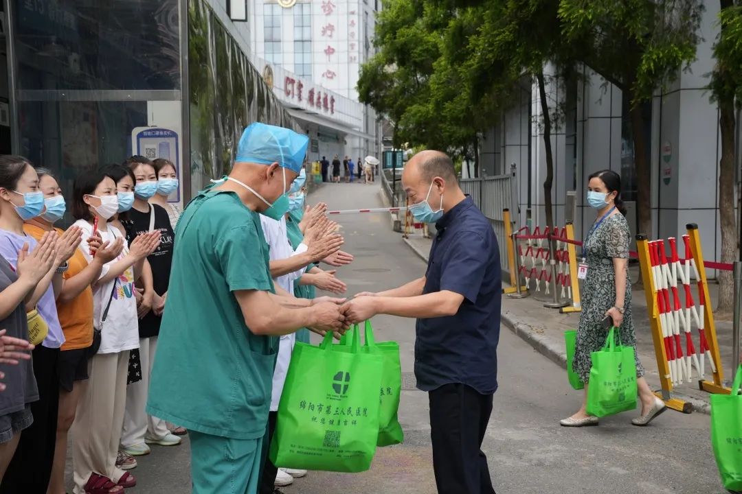 【员工关爱】三伏暑天送清凉 院领导看望慰问高温工作一线员工