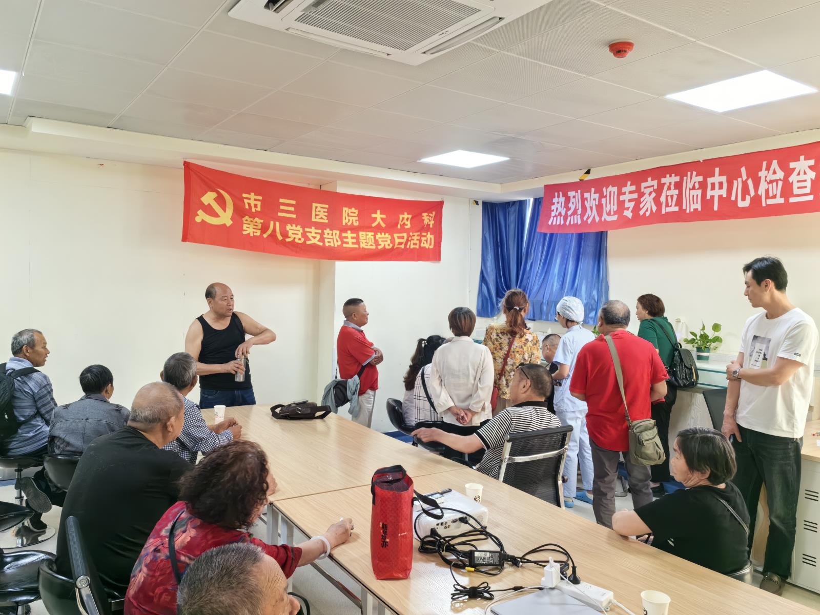 第八党支部肾病科专家团队赴高新区威高血液透析中心开展血管通路筛查活动