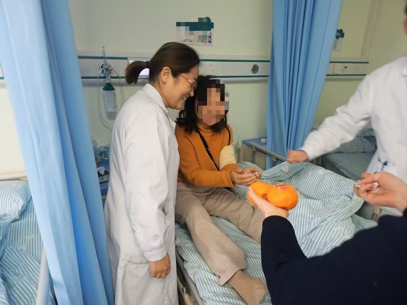 新春慰问患者图片2_20250127213527.jpg