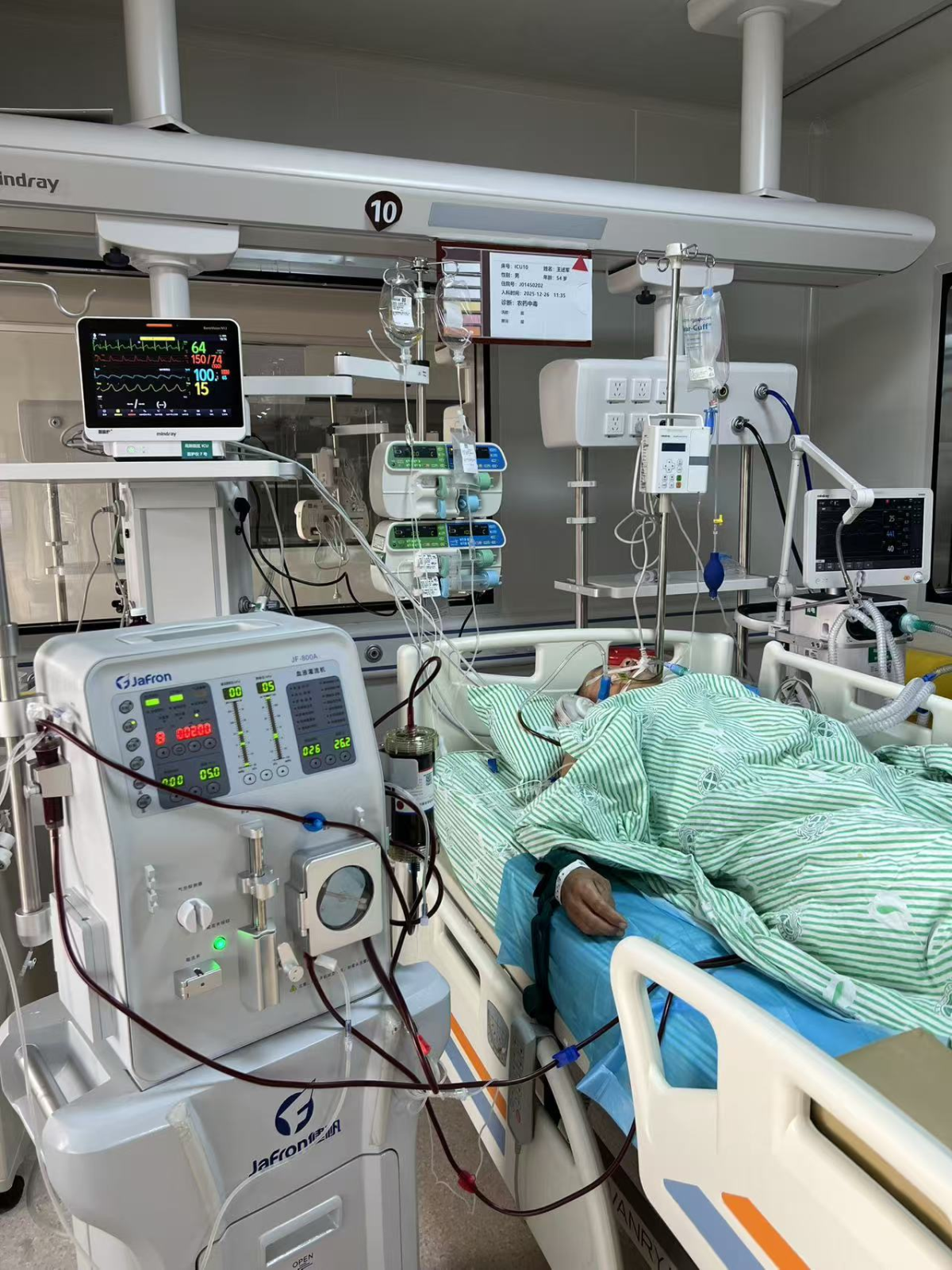 男子误服高效除草剂，绵阳三医院跨院区协作赢回生机