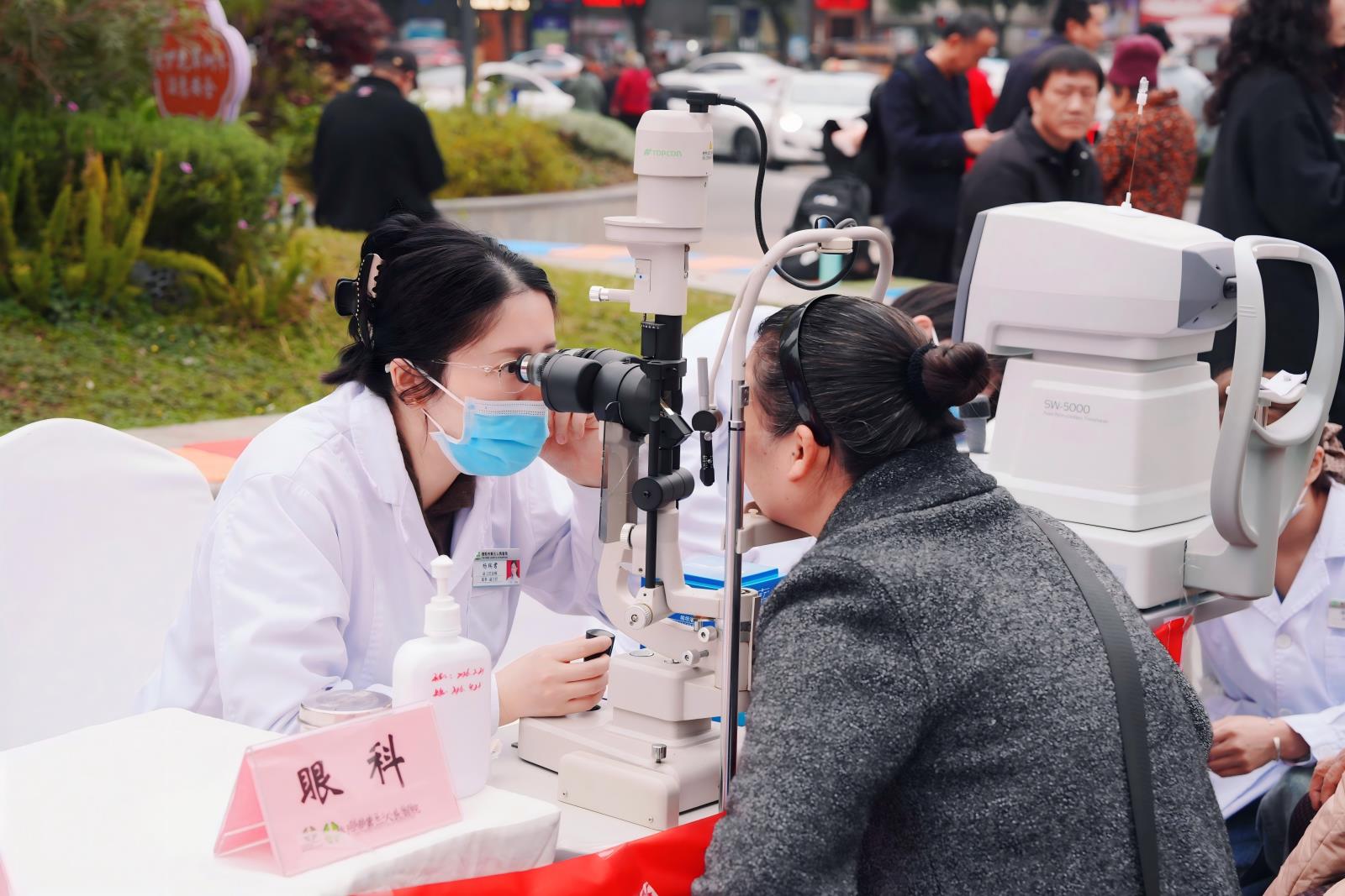 公益义诊暖民心 科学护“睛”防青光眼