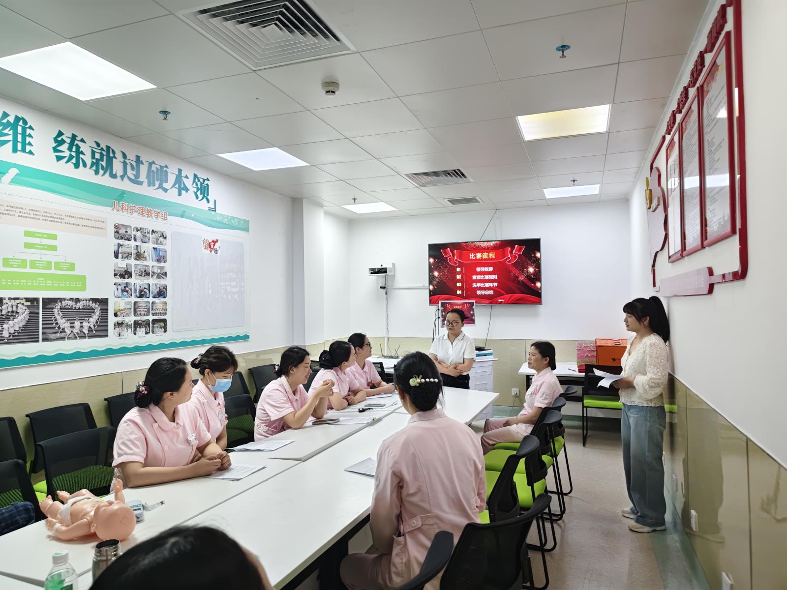 大内科第九党支部开展护理教学查房活动