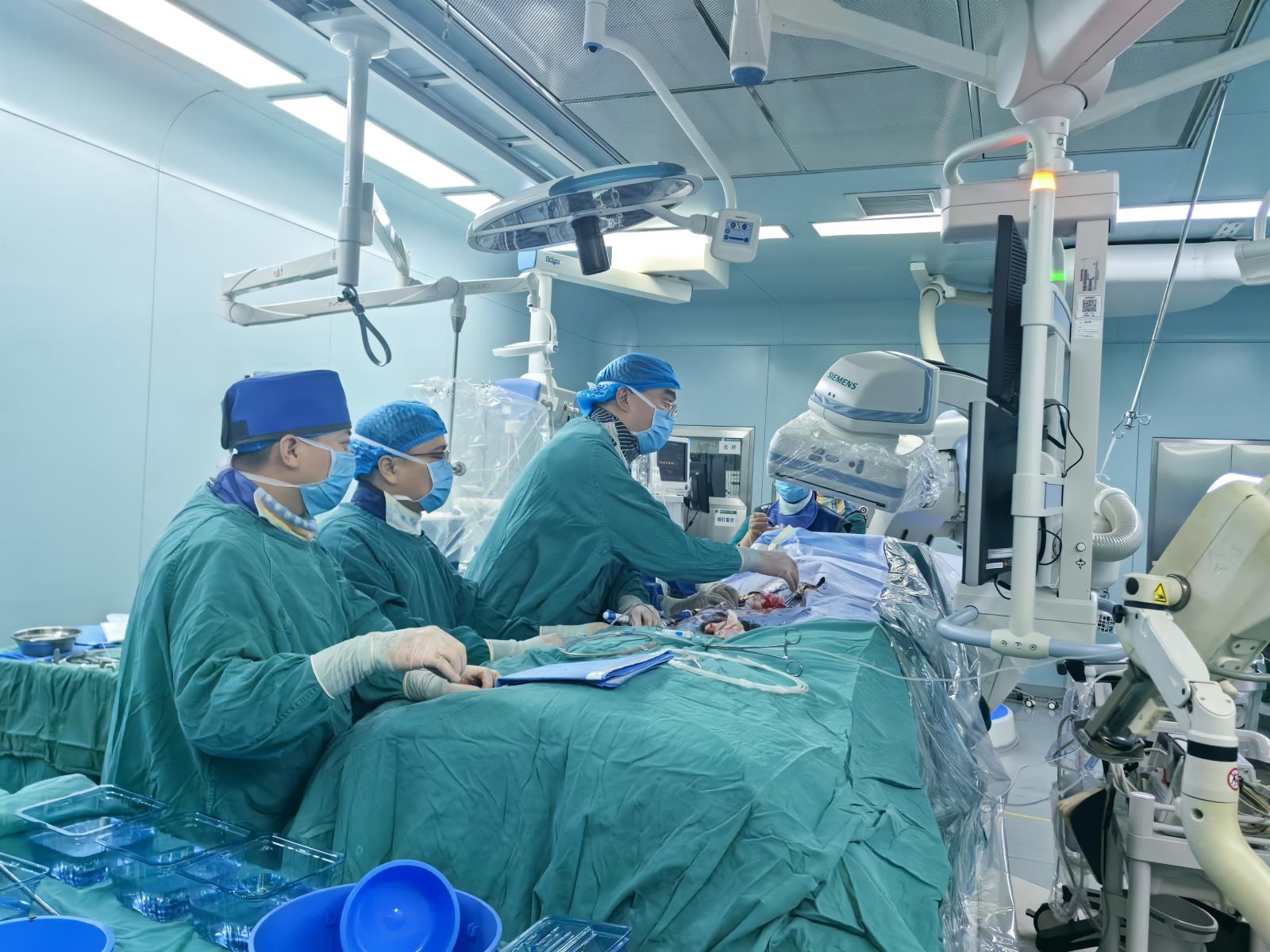我院心脏大血管外科联合多学科团队成功为高龄高危患者实施我院首例经股动脉单纯主动脉瓣重度返流的经导管主动脉瓣置换术